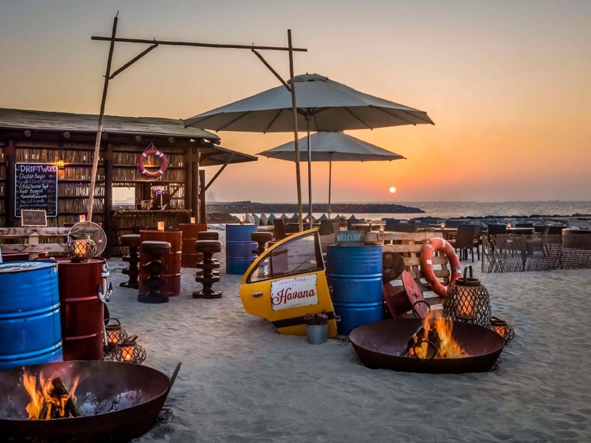 แฟร์มอนต์ อัจมาน Hotel ภายนอก รูปภาพ Sunset at the beach bar