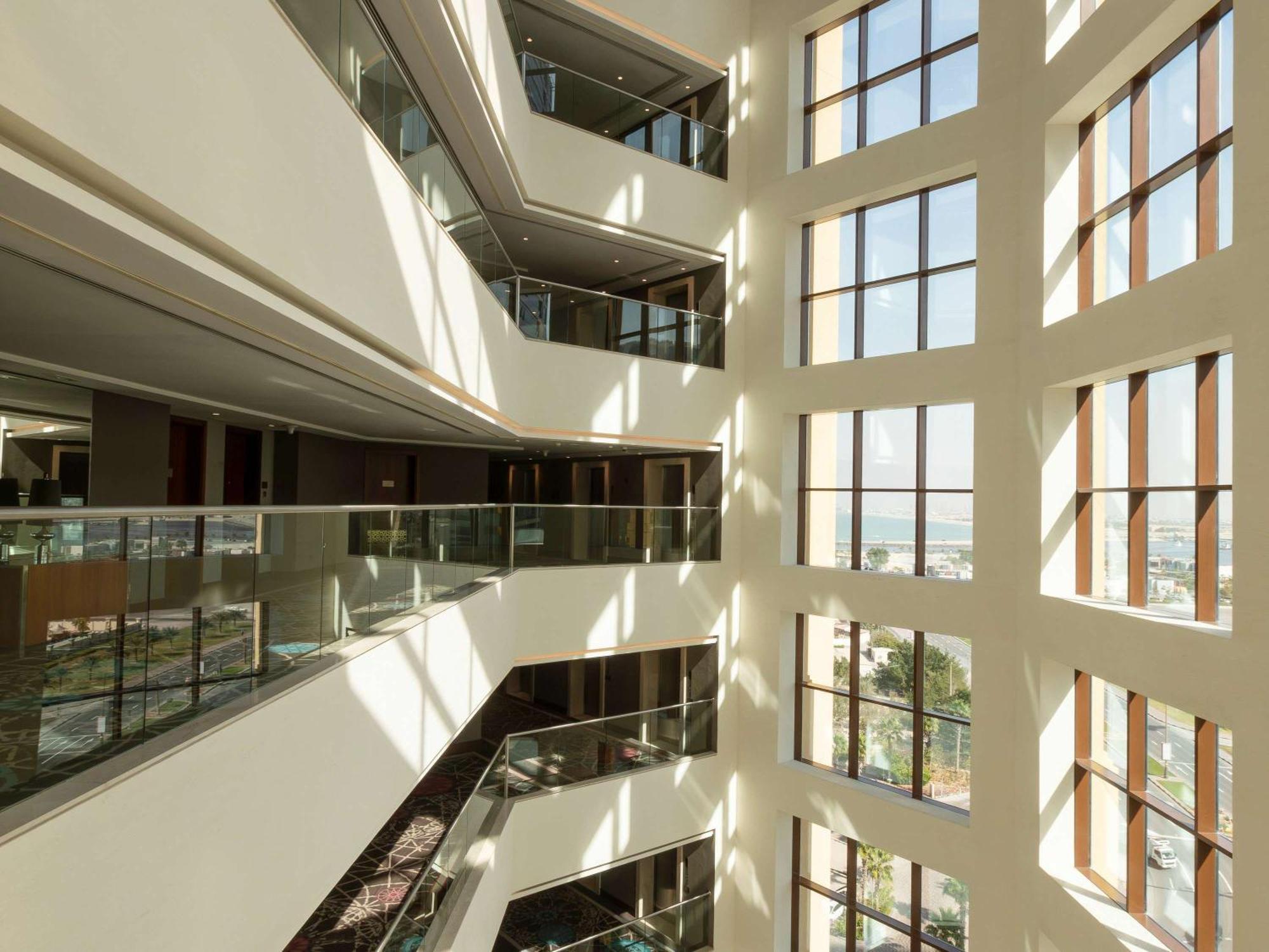 แฟร์มอนต์ อัจมาน Hotel ภายนอก รูปภาพ Interior of the library