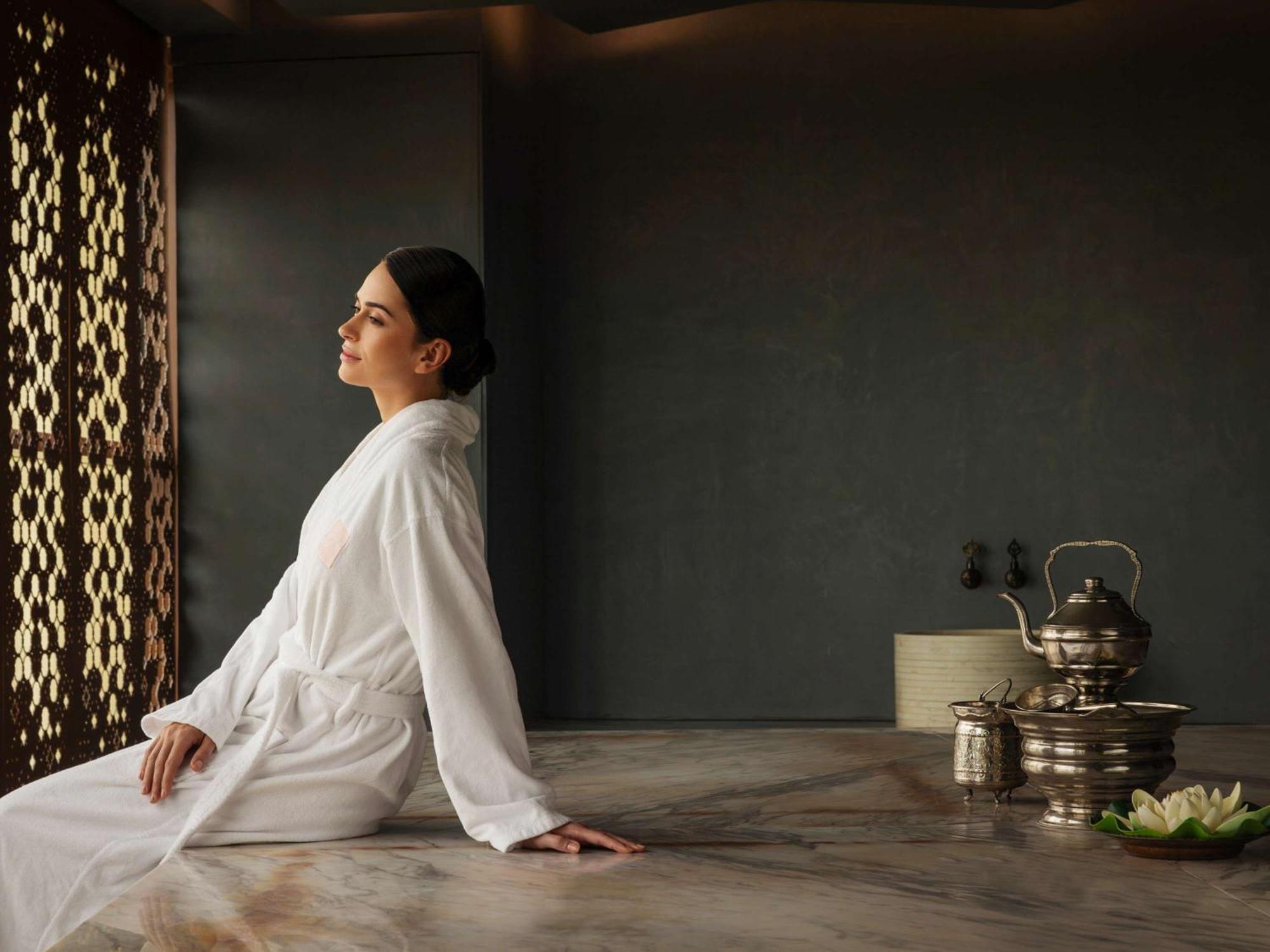 แฟร์มอนต์ อัจมาน Hotel ภายนอก รูปภาพ A woman in a spa