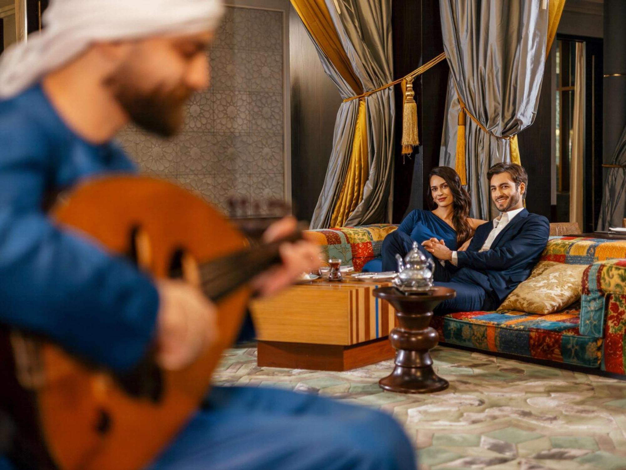 แฟร์มอนต์ อัจมาน Hotel ภายนอก รูปภาพ A man playing the oud