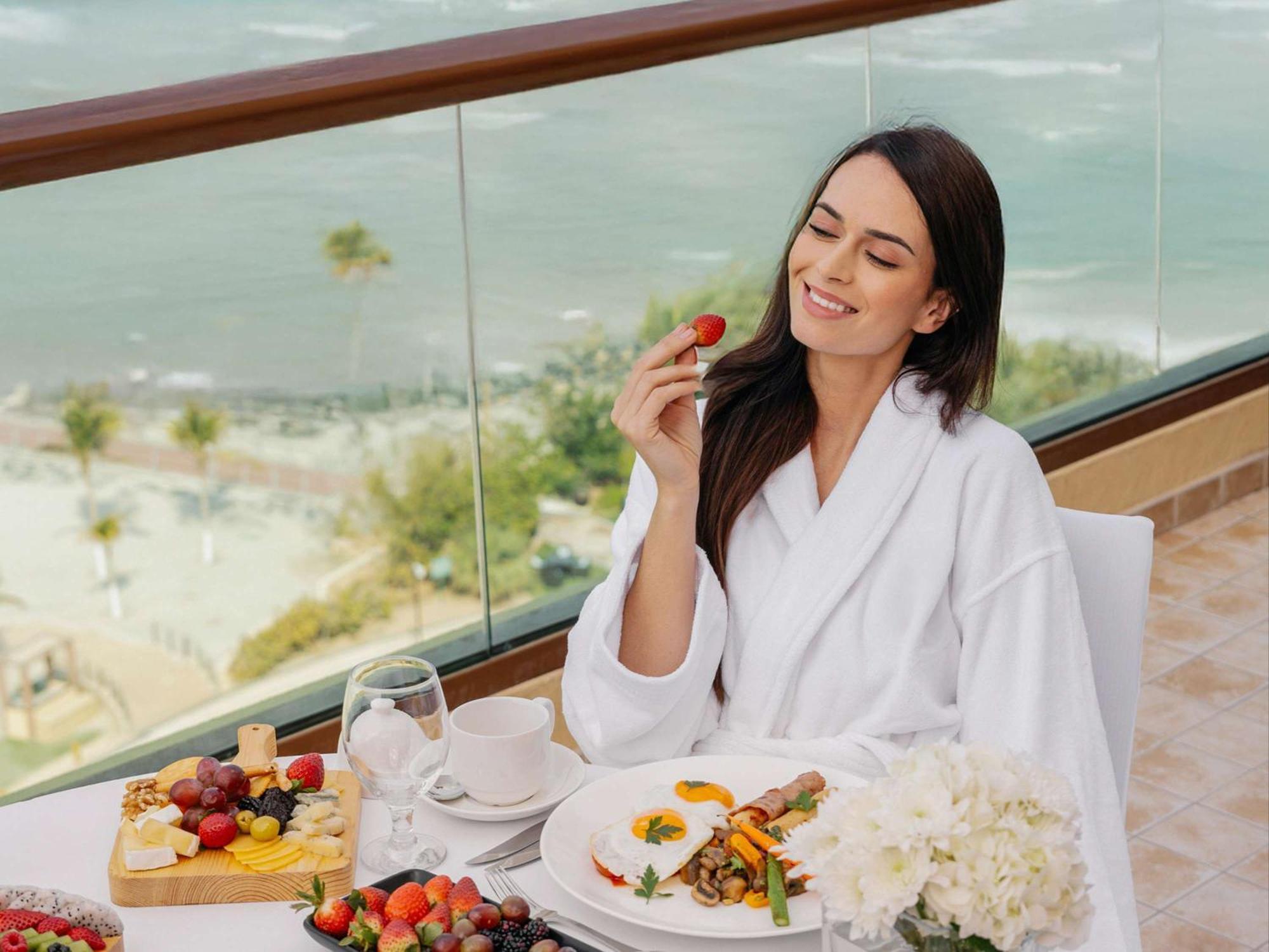 แฟร์มอนต์ อัจมาน Hotel ภายนอก รูปภาพ A woman wearing a bathrobe