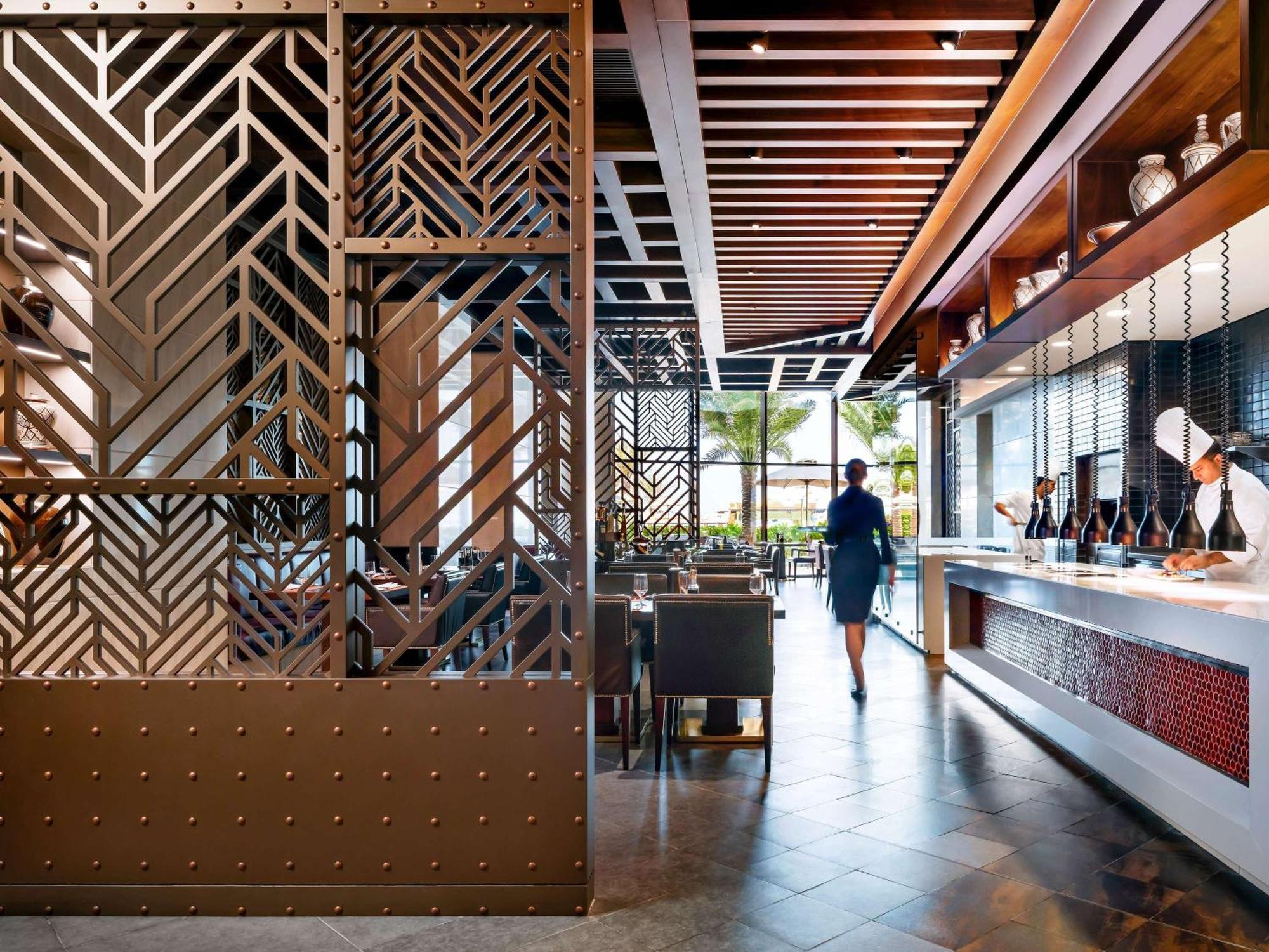 แฟร์มอนต์ อัจมาน Hotel ภายนอก รูปภาพ The interior of a Starbucks Reserve store in Seattle, Washington